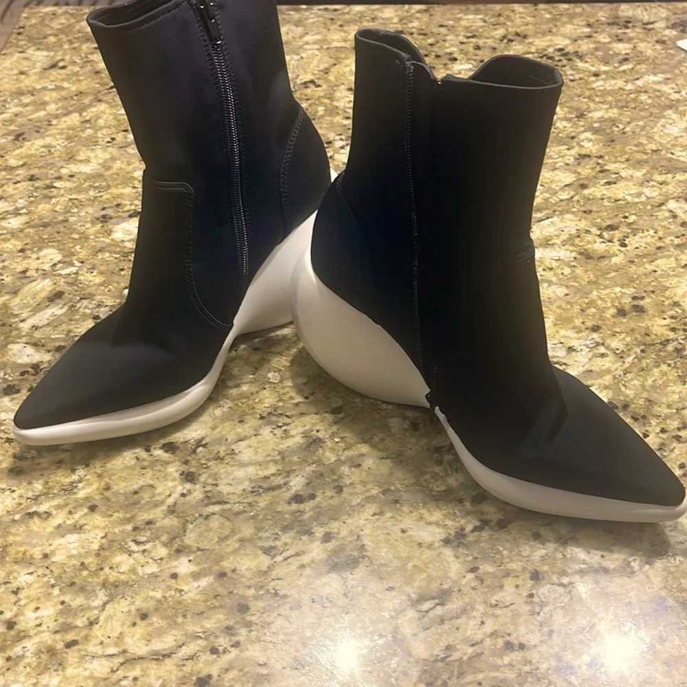 Jeffrey Campbell ankle black & white sole point toe boots. Excellent condition - Picture 2 of 6